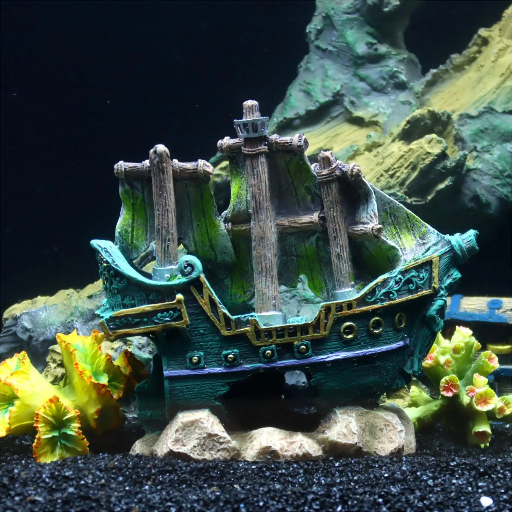 Aquarium resin decorations, pirate ship resin decorations, fish tank landscaping
